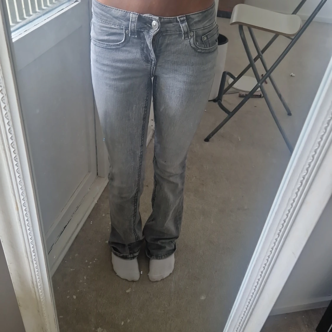 Grå bootcut jeans med låg midja