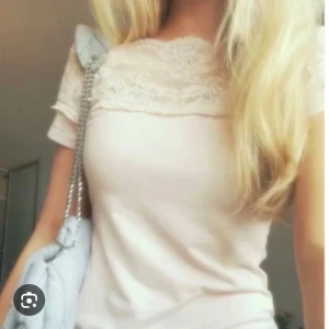 Vit spetstopp  - Populär vit spets topp i storlek M! Lånade bilder🫶🏻Pris kan diskuteras vid snabb affär:)