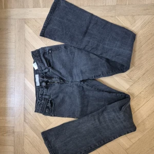 Svarta bootcut jeans - Snygga svarta jeans från Cubus, med bootcut och låg midja. Storlek 158! Försmå för mig, därav inga bilder på. Väldigt fint skick! 