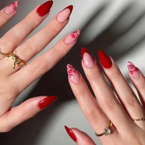 Röda och rosa gelnaglar med kyssmönster - Snygga mandelformade gelnaglar i rött och ljusrosa med coola röda kyssmönster och fransk design. Perfekt för dig som vill ha en trendig och romantisk look på naglarna. Färgerna är klara och designen är riktigt iögonfallande.