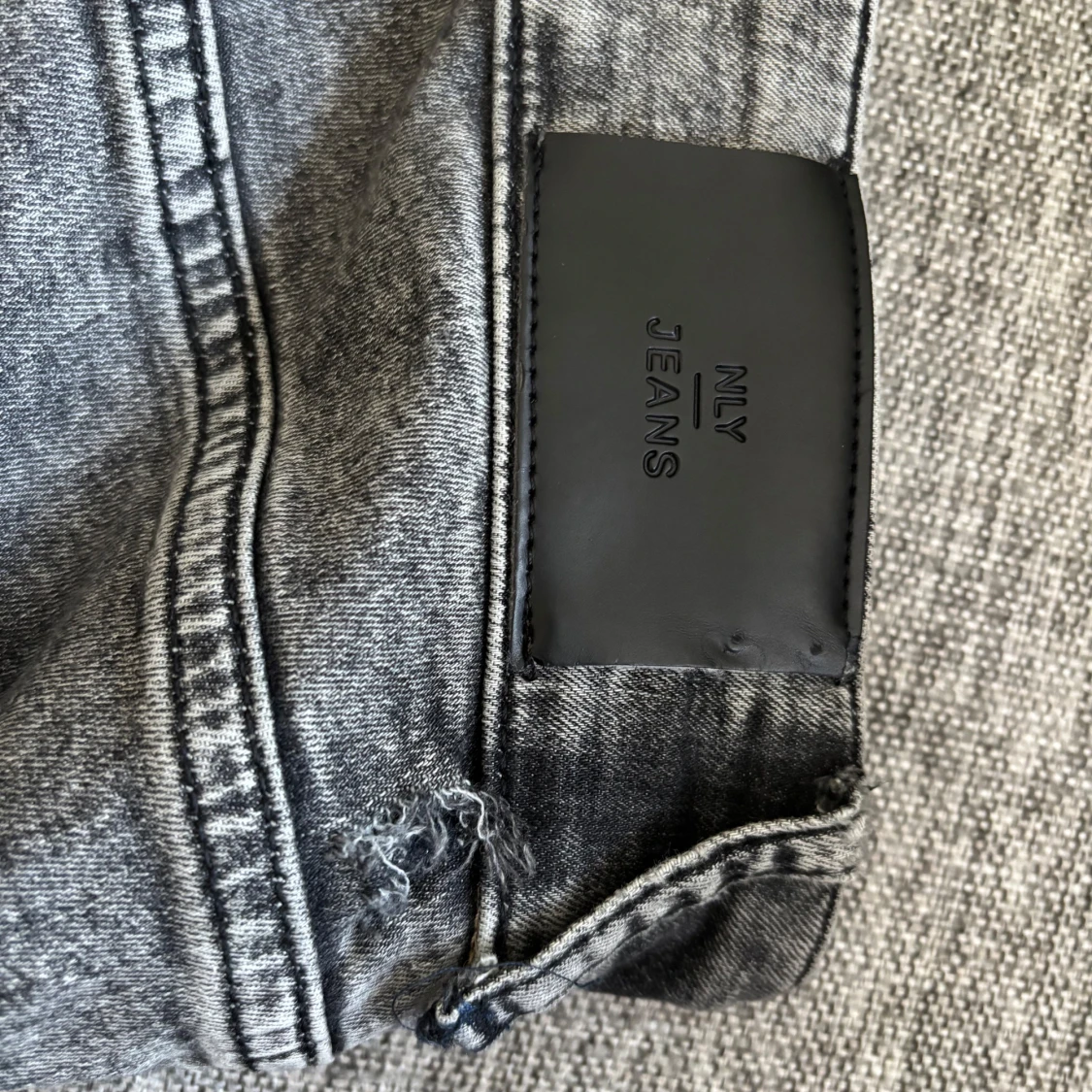 Grå bootcut jeans från NLY Jeans - 2