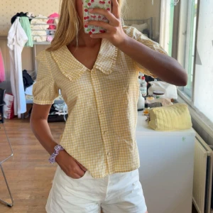 Så fin blus - Säljer denna Såå fina blus perfekt nu till sommaren skriv om det är något ni undrar😇😇🥰☀️