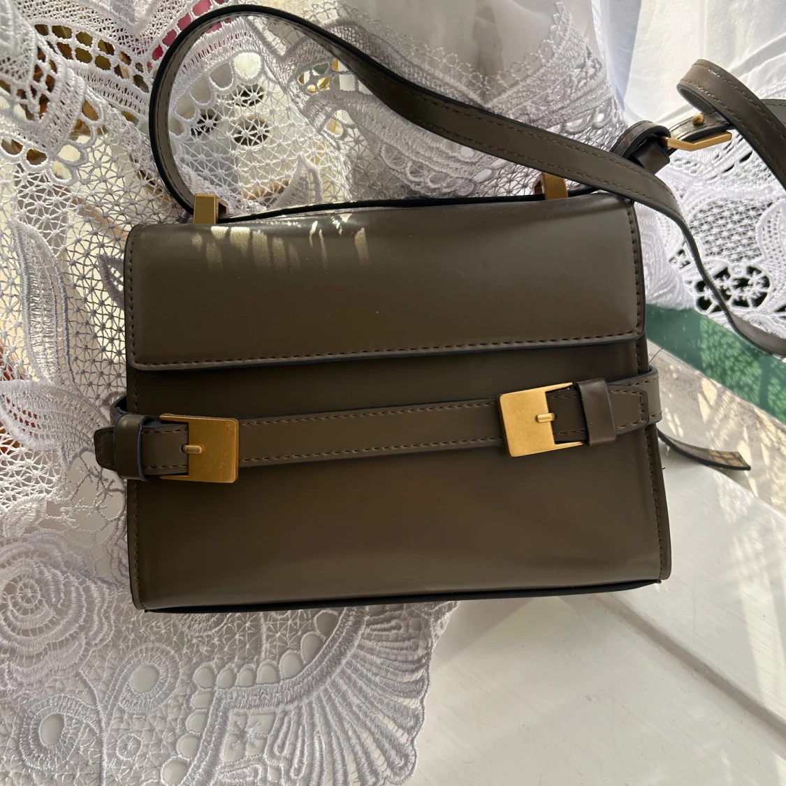 Olivgrön axelväska från H&M