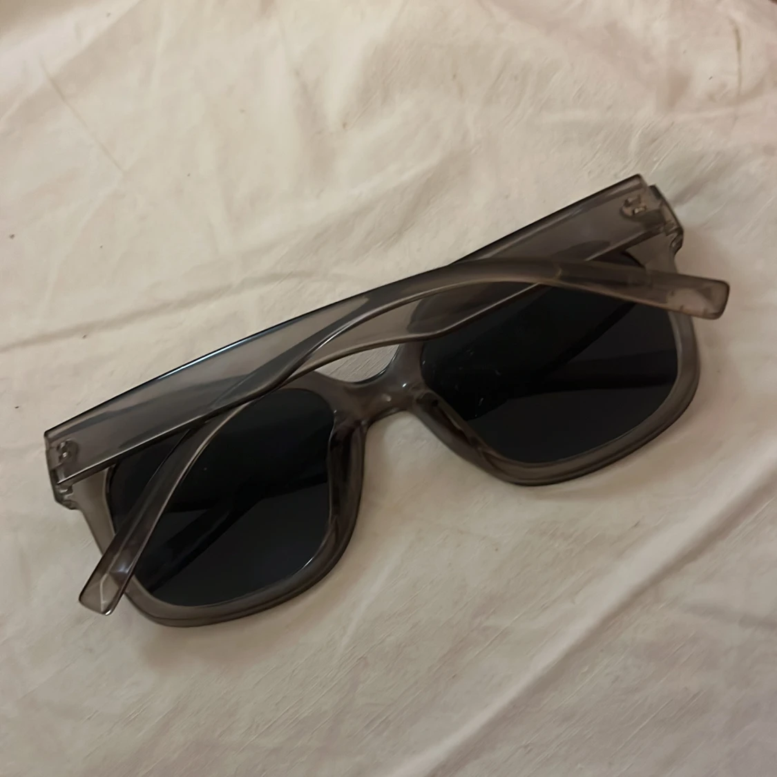 Gråa fyrkantiga solglasögon - 1