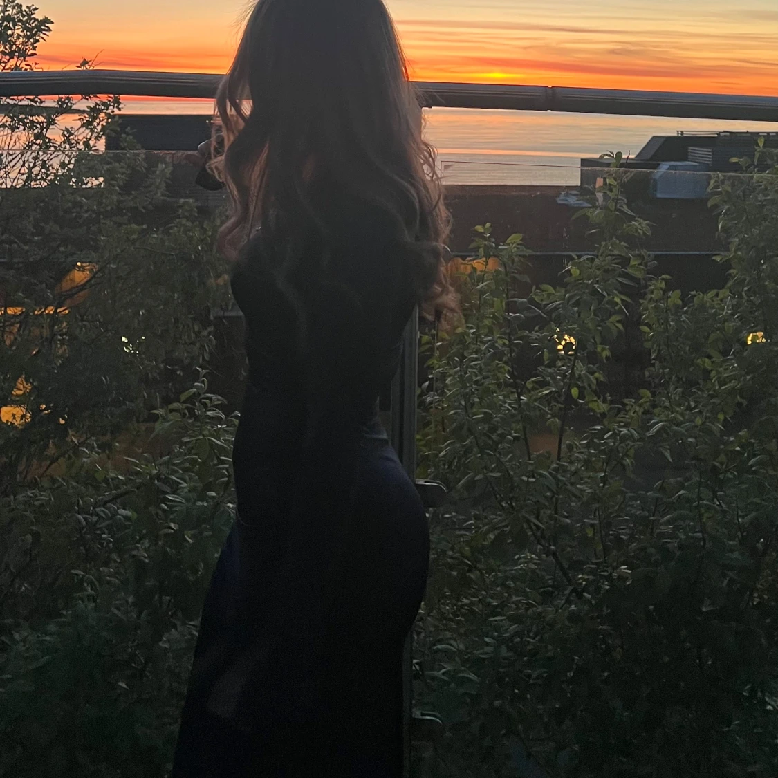 Marinblå klänning med slits