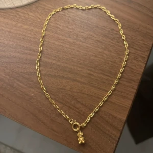 Guldhalsband med nalleberlock - Unikt halsband i guld med en chunky kedja och en söt liten nalleberlock. Guldpläterat  Jag är 90% säker att det är 24k, men annars är det 18k. Både berlock och kjedja är 925 märkta, se bilder. Använt sparsamt  Nypris runt 1300-1400kr❤️ 