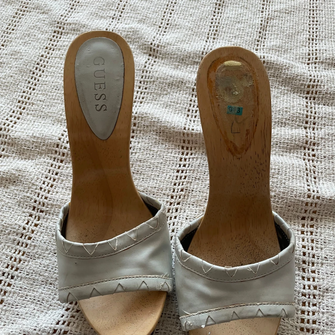 Guess ljusgrå klackade sandaler - 3