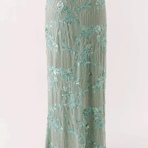 Mintgrön långklänning med blommor - Superfin mintgrön långklänning med glittriga pärldetaljer och broderade blommor i blått och silver. Klänningen har en rak, elegant passform och är perfekt för dig som vill sticka ut med en unik look. Materialet känns lyxigt och skimrande.