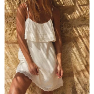 Klänning - Säljer denna superfina klänningen från zara. Helt ny med prislappen kvar💗super fin speciellt när man är brun!