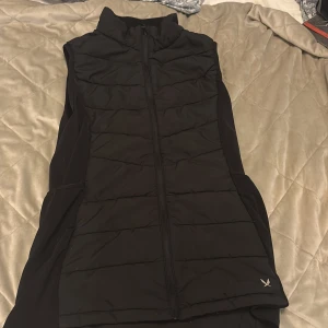 Väst - En jätte skön väst som passar perfekt till en springrunda eller bara med en hoodie under nu till hösten. Den har två fickor på sidan . Storlek 38 men passar xs/s/m då den är väldigt uttöjbar. 