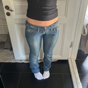 Lådmidjade jeans  - Säljer ett par vintage Diesel jeans i ljusblå tvätt med snygga slitningar. Modellen har låg midja, bootcut-ben och klassiska fem fickor💗