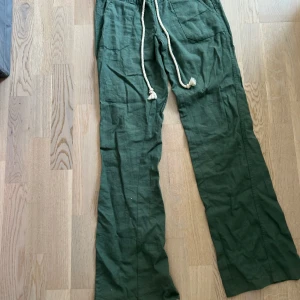 Gröna linnebyxor från Roxy  - Linnebyxor från Roxy i storlek xs, i färgen duck green. I jättebra skick, knappast använda( ser bara lite skrynkliga ut  på bilden). Nypris är 599kr säljer för 260kr, köparen står för frakt❤️