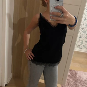 Grå raka jeans  - Säljer min grå low waist jeans! Gott skick, liten reva på benen. Låg ett bud✨
