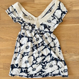 Abercrombie babydoll topp - Intresdekoll på Blommig babydoll topp från abercrombie & fitch i stl xs! (Skicka rimliga prisförslag 💕)