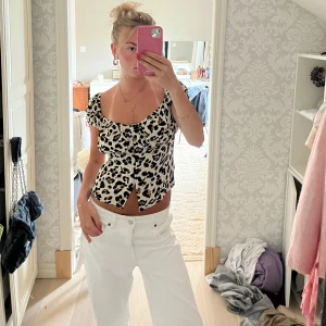 Leopardmönstrad blus med knappar - Supersöt blus med leopardmönster😙😙