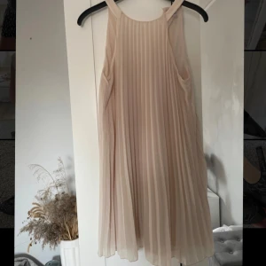 Plisserad ljusbeige kortklänning - Superfin plisserad klänning, knappt använd💕