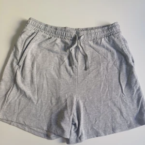 Grå mjuka shorts M - Mjuka grå shorts från H&M i storlek M men skulle nästan säga att de funkar som L också. Använd max 3 gånger.