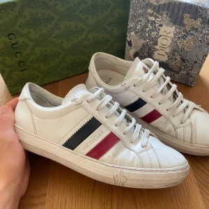Moncler Skor - Stilrena Moncler Sneakers 👟                               🔹 Storlek: 43 🔹 Bra skick – sparsamt använda 🔹 Original