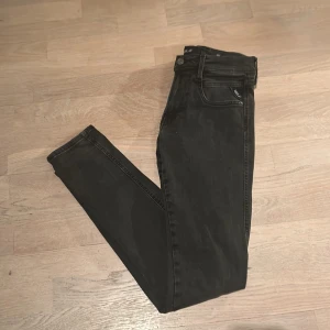 Svarta jeans från Replay - Snygga svarta jeans från Replay i modellen Anbass. De är hyperflex och gör därför byxorna väldigt strechiga och bekväma samtidigt som dom är snygga och stilrena. Storleken är W28 och L32. Nypris 1800, mitt pris 449.Om du har några frågor eller funderingar är de bara och höra av sig. Priset är ej hugget i sten så kom med bud!😀