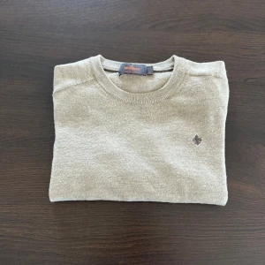 Beige merinoullströja från Morris - Säljer en snygg beige tröja från Morris i 100% merinoull. Tröjan är i storlek S och skicket är 8/10. Säljer den pga att den är för liten! Tveka inte på att höra av dig vid frågor😃 bvsa 