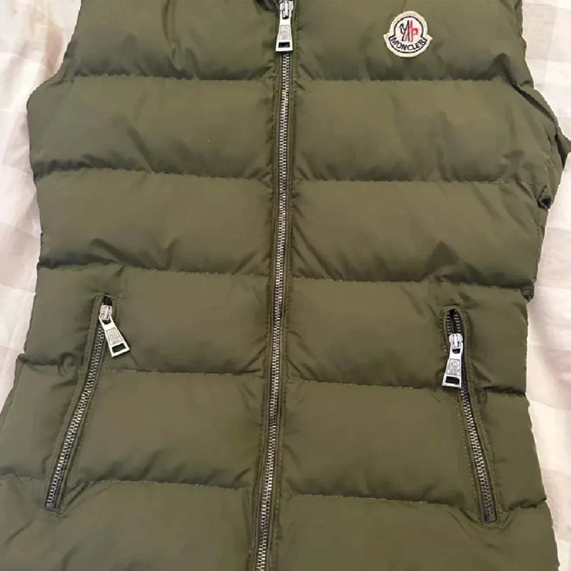 Olivgrön dunväst från Moncler - 2