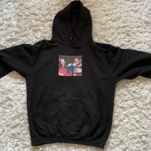 One of a kind Drake & Rihanna hoodie  - Svart hoodie med stor huva med ett foto på drake och Rihanna på bröstet. Perfekt för dig som gillar streetwear och vill sticka ut lite extra. Tröjan säljs pga oanvänding. Finns bara en så den gör dig unik. 