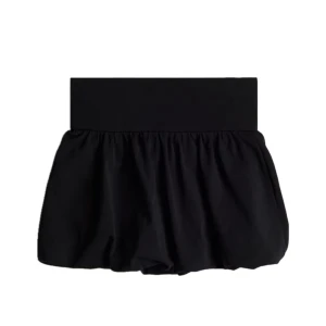 Svart voluminös kortkjol - Supersnygg svart kortkjol med bred, elastisk midja och voluminös, puffig form. Kjolen är enkel men trendig och passar perfekt till en cool streetstyle-look. Materialet känns mjukt och följsamt, vilket gör den bekväm att bära hela dagen.