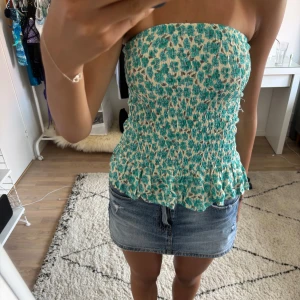 Kjol från pull and bear - Säljer denna fina kjolen som man även kan använda som topp. Jag säljer den för att jag inte får något användnings tillfälle för den. Jag har aldrig använt och köptes från plick för nått år sedan!❤️