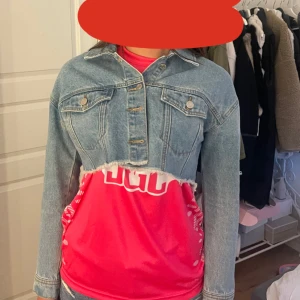 Jeans jacka  - En jättefin croppad jeans jacka!!! Den är använd några gånger men inte sliten eller tecken på användning 