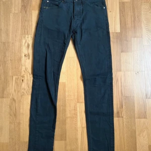 Svarta jeans från Tiger of Sweden - Säljer ett par stiliga Tiger of Sweden Jeans.  Längd 104 cm, bredd 38 cm. Storlek W31.  Fraktar oftast samma dag!