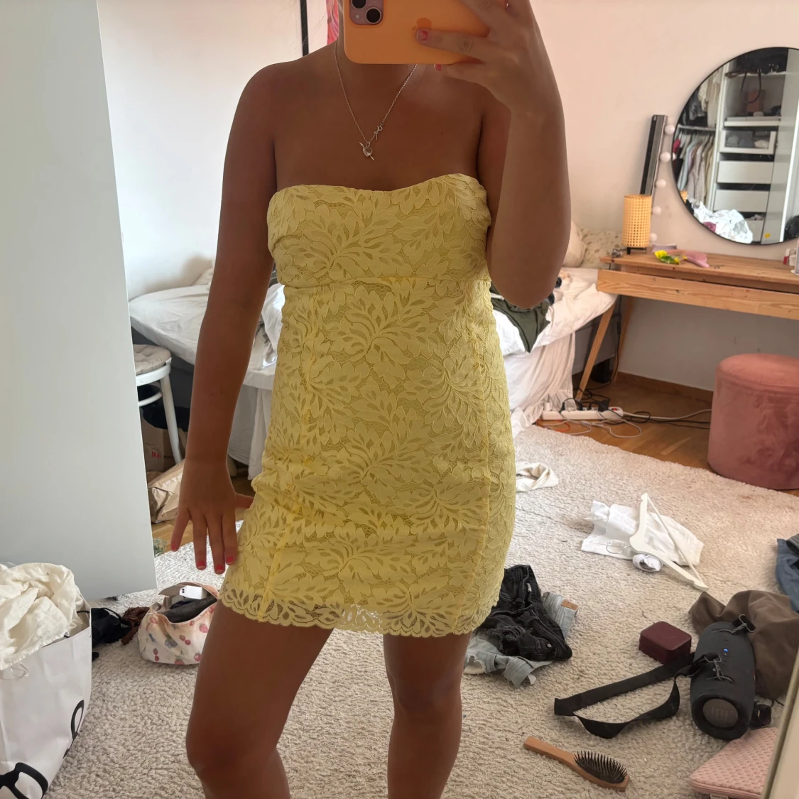 Gul spetsklänning från mango