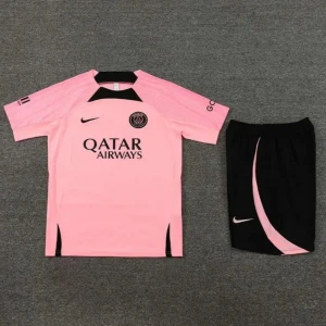 PSG rosa fotbollströja Nike - Snygg rosa PSG fotbollströja från Nike med svarta detaljer och klubbmärke på bröstet. Tröjan har korta ärmar och svart Nike-logga. Materialet är lätt och andas, perfekt för träning eller match. Qatar Airways tryck på framsidan. Nyaste!