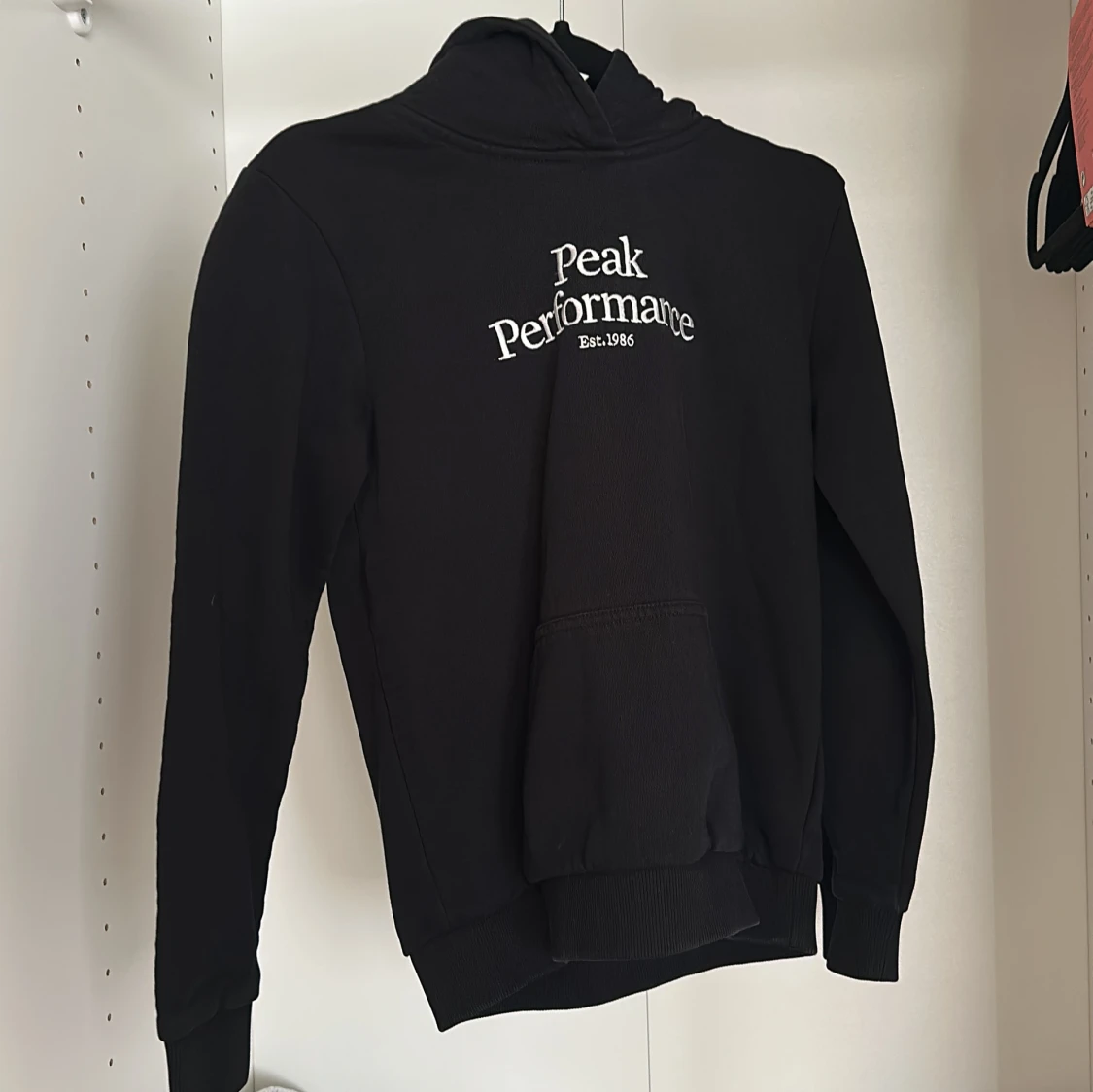 Svart hoodie från Peak Performance