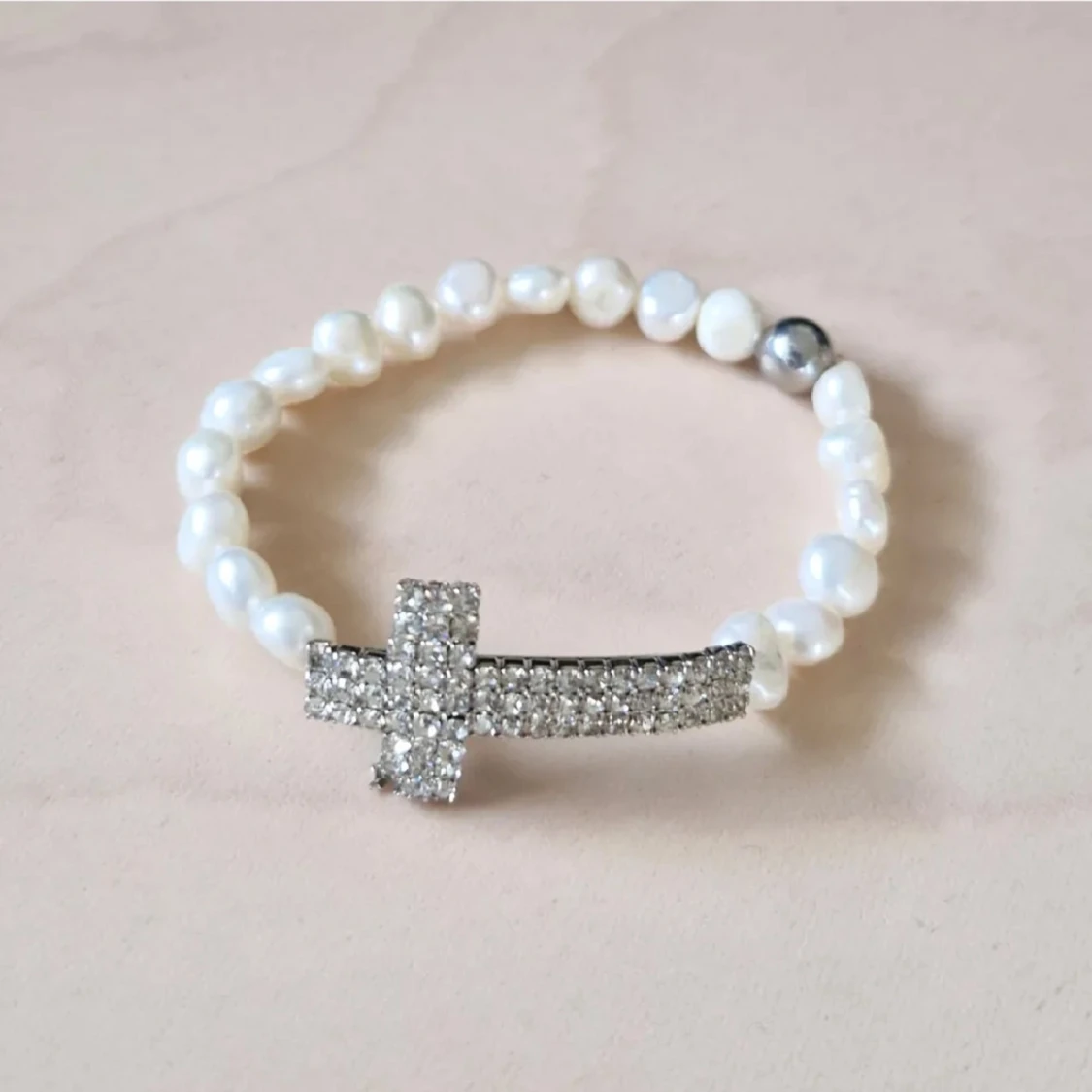 Pärlarmband med kors - 1