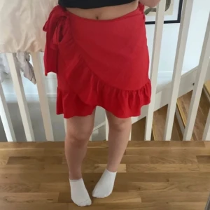 Röd omlott kjol - Röd omlott kjol aldrig använd från Vero Moda. Den är i strl S men passar som en M oxå.