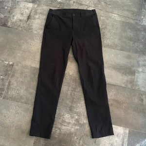 Svart Golfbyxor från Aone, M - Svarta golfbyxor från Stadiumoutlet, har använts många gånger men är fortfarande i bra skick. Lite slimare modell. Kommer inte längre till användning då jag köpt nya. 