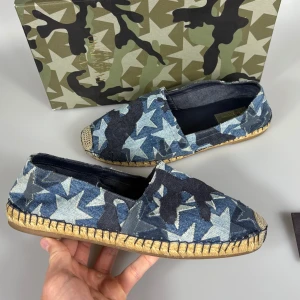 Valentino Espadrillos - Sjukt feta espadrillos från valentino i väldigt bra skick, perfekta för sommaren! Storlek 41 kan även passa större. OG Box och kort medföljer. Hör av er vid frågor!