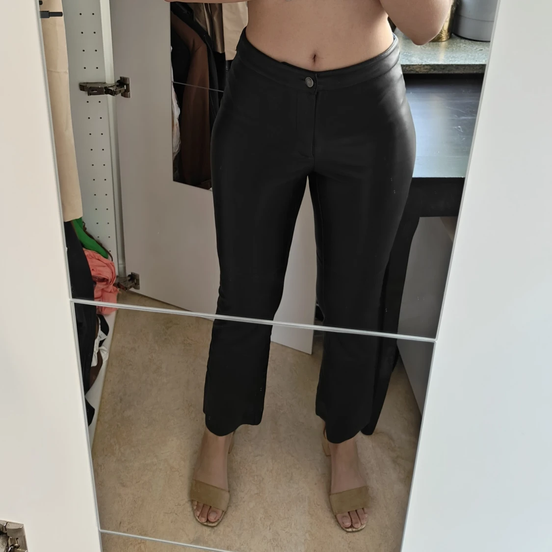 Svarta byxor i skinnimitation