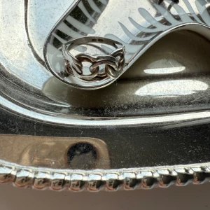 Silverfärgad kedjering - Säljer denna super fina bismark ringen i äkta silver
