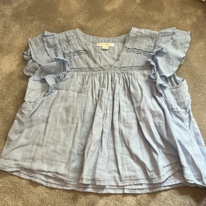 Ljusblå volangblus från Gina Tricot - Supersöt ljusblå blus från Gina Tricot 🌸slutsåld ! Pris kan diskuteras 💞 Tillverkad i ett mjukt och lätt bomullsmaterial🌸🌸