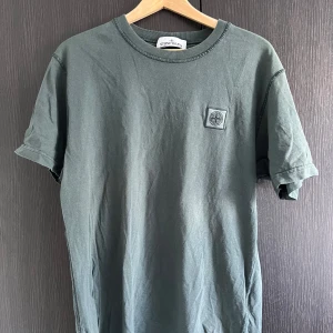 Grön t-shirt från Stone Island - Grön Stone Island t shirt i storlek M. Nypris 1500