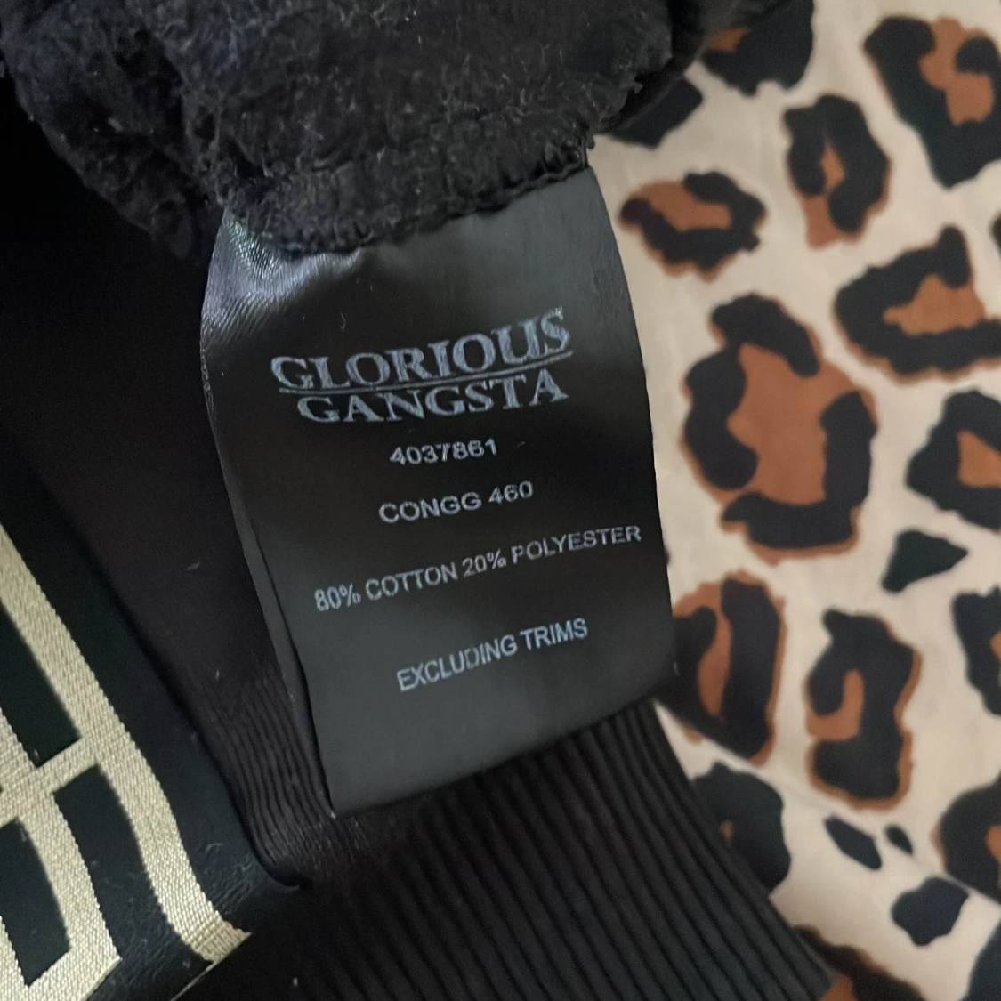 Svart hoodie från Glorious Gangsta med mönstrade band - 3