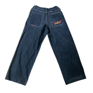 Jnco jeans - Super snygga jnco jeans! Har heel bites som man ser på bilderna men inte så farliga. Är även uppsydda en cm men lätt att repa upp om man vill ha längre. Size : 34W 32L. Annars i bra skick och använt relativt lite! Skriv för mer info! Grå/svarta
