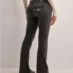 True Religion, joey low rise flare - Säljer mina grå true religion jeans då de inte kommer till användning längre. Jeansen är i storlek W23. De har inga defekter. Köpta för 1300kr och säljer för 900kr (köparen står för frakten)💓💓💓