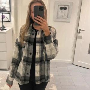 Skjortjacka  - En skjortjacka från gina tricot i storlek XS som inte längre används.