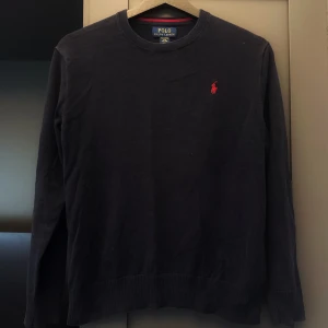 Ralph Lauren tröja - Säljer en klassisk mörkblå tröja från Polo Ralph Lauren, storlek 14-16 år. Tröjan är i nyskick (se bilder ). Hör gärna av dig vid frågor! MVH Axel