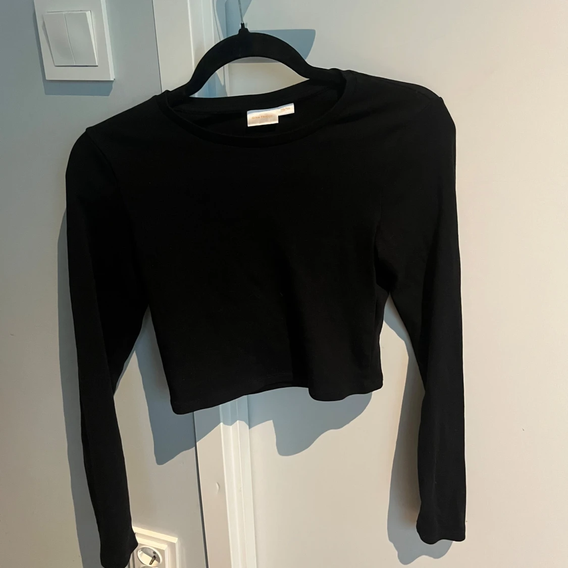 Svart croppad långärmad topp