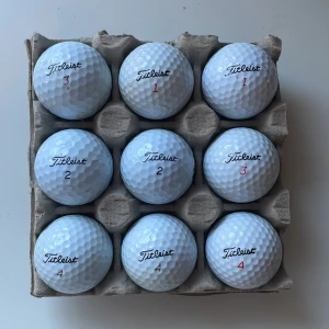 Titleist mix (9-pack) - Ett 9-pack med Titleist tidigare använda golfbollar. B/C skick! Men fungerar fint.