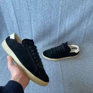Saint Laurent skor  - Säljer ett par Saint Laurent skor som är i storlek 42 men är lite stora i storleken! Hör gärna av dig om du har frågor! 