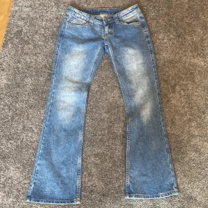 Low waist Bootcut jeans från J. Galt - Säljer mina super Low waist Bootcut jeans från John galt. Inga defekter, bara andvända typ två gånger. Stl s, jag har 27/32 och skulle säga att de sitter väldigt bra i midjan och längden är också bra. Nypris är ca 600kr, säljer för 250kr, dock diskuterbart. Skicka om ni har någon fråga, vill ha bättre bilder eller vill diskuterar pris❤️